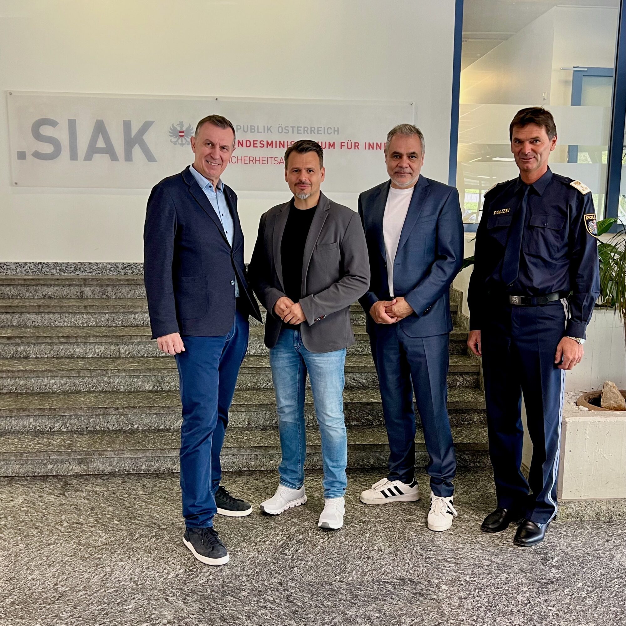 Oberst Gerhard HABERLER/BMI, Dr. Robert Krammer/ÖIM und Oberst Dr. Peter KERN, M.A./Leiter Bildungszentrum der Sicherheitsakademie Tirol, Walter SCHLAUER (hauptamtlicher Lehrer BZS Tirol) (v.l.n.r.)